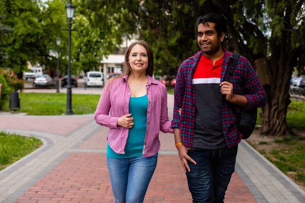 Multiracial romantiska par promenader i vacker park — Stockfoto