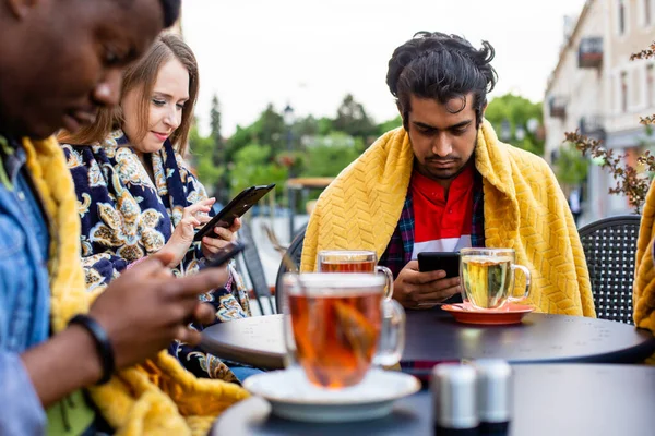Reunión en la cafetería al aire libre durante el clima frío — Foto de Stock