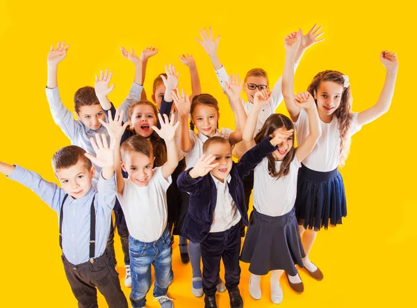 Счастливые дети, мальчики и девочки, готовые вернуться в школу — стоковое фото