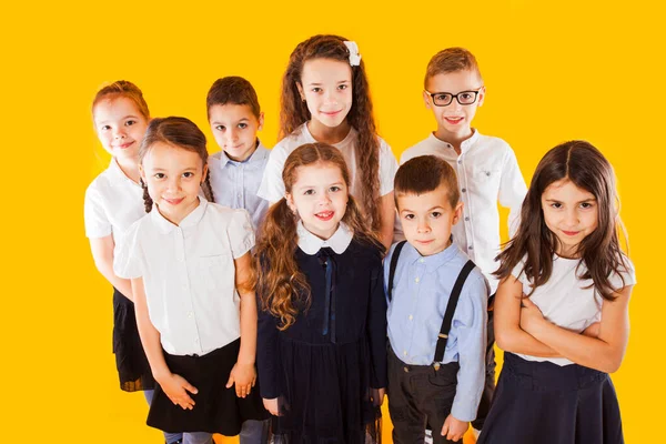 Gelukkige kinderen, jongens en meisjes, terug naar school — Stockfoto