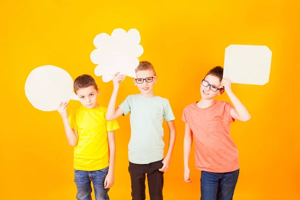 Denkende grappige jongens groep met abstracte idee wolken — Stockfoto