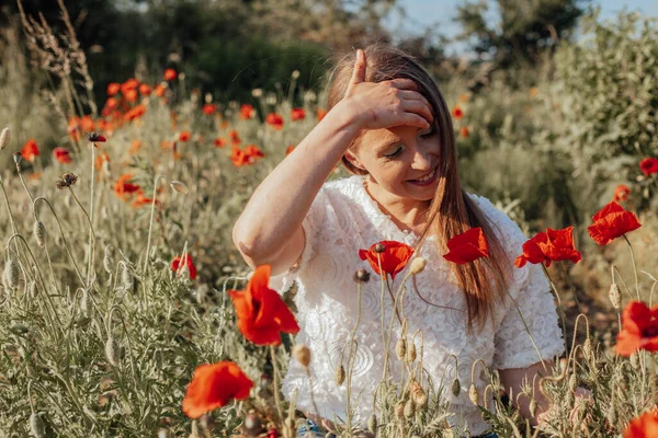 Joven hermosa mujer en flores silvestres campo de verano — Foto de Stock