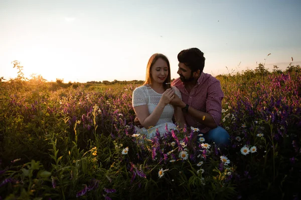 Couple romantique, assis dans la prairie, embrassant à l'extérieur — Photo