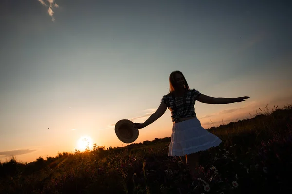 Ragazza sentirsi felice di essere collegato con la natura — Foto Stock