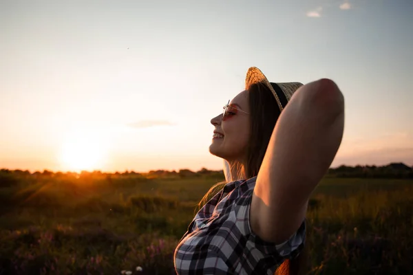 Menina de chapéu desfrutando de noite quente de verão — Fotografia de Stock