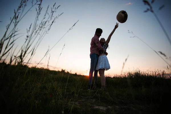 Casal encantador andando no campo de verão — Fotografia de Stock