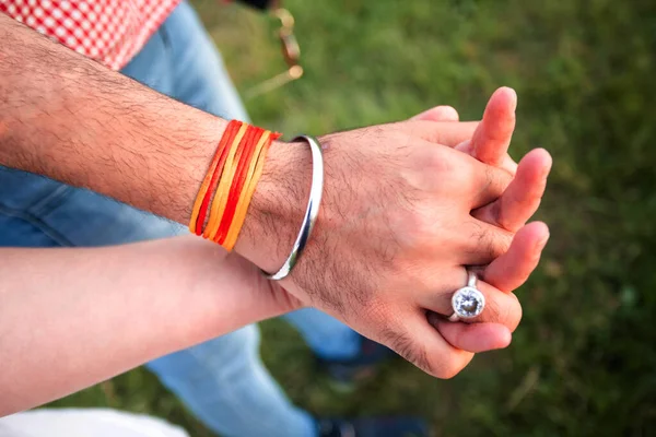 Romantic couple holding hands in summer field at sunset — Stock Photo, Image