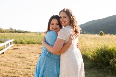 Çiftlikte birbirine sarılan iki kız kardeş.