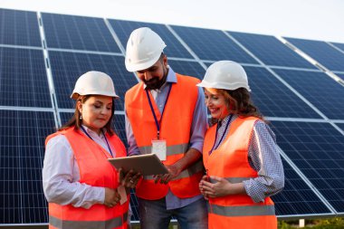Elektrik santralindeki genç işçilerin koordineli çalışmaları.