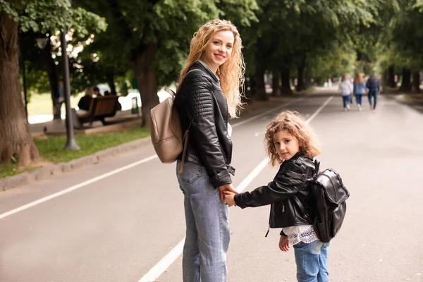 La mère et la petite fille marchent ensemble le long du front de mer — Photo