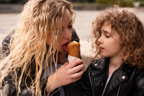 La mère donne à sa fille une crème glacée d'essai — Photo