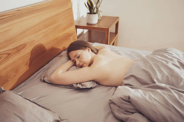 La mujer se sentía dormida mientras leía en la cama —  Fotos de Stock