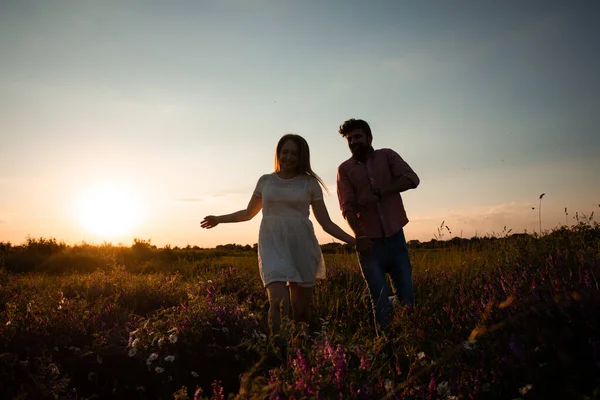 Casal encantador andando no campo de verão — Fotografia de Stock