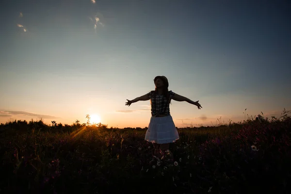 Menina sentindo-se feliz estar conectado com a natureza — Fotografia de Stock