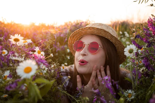 Künstlerisches Porträt einer Frau mit roter Brille inmitten von Blumen — Stockfoto