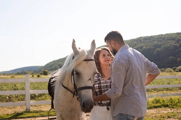 Het paar dat verliefd is brengt tijd samen door op een ranch. — Stockfoto