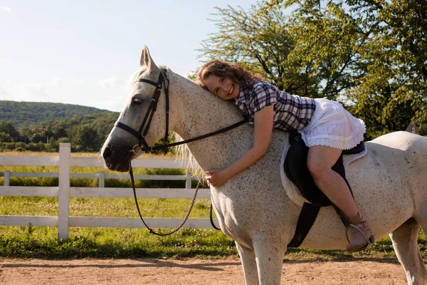 The young woman spends time with her favorite horse — Stock Photo, Image