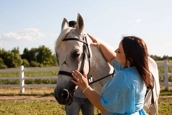 The woman with curly hair huddles to her horse — Stock Photo, Image