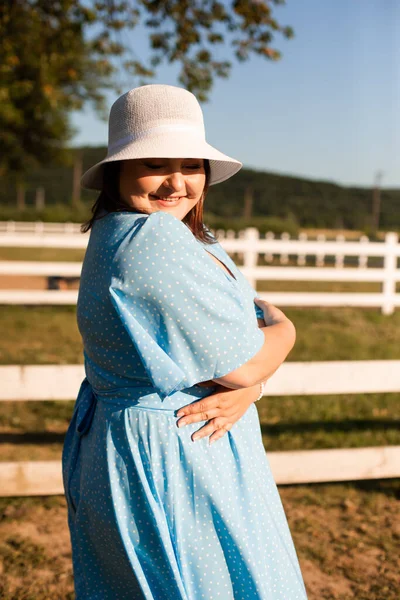 Candid femme en chapeau à la terre agricole profiter de l'été — Photo