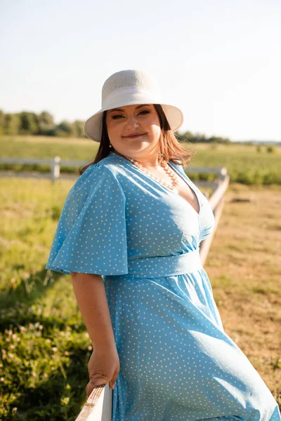 Candid vrouw met hoed op landbouwgrond genieten van de zomer — Stockfoto