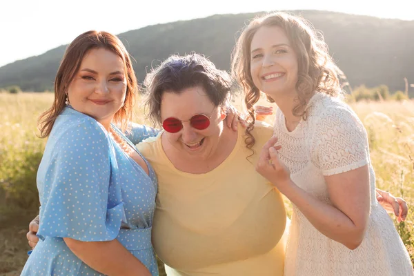 Les petites amies heureuses se câlinent dans la nature — Photo