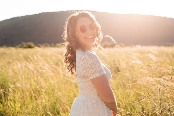 Radostná mladá žena v slunečních brýlích potěšení přírody — Stock fotografie
