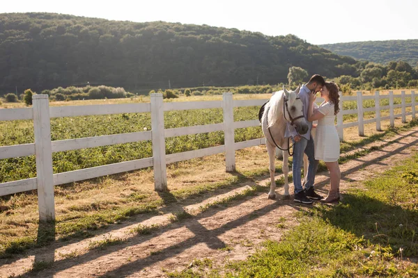 Paar spaziert im Sommer auf der Ranch — Stockfoto