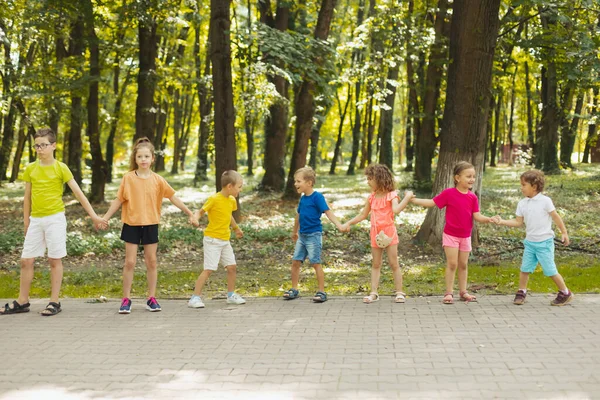 Děti z letního tábora mávají, drží se za ruce — Stock fotografie