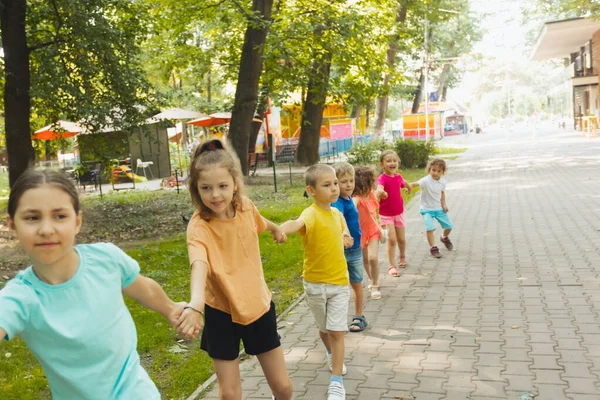 Celebração de verão para crianças ativas no parque — Fotografia de Stock