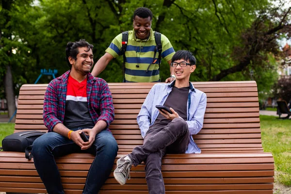 Jugendfreundschaft zwischen Vertretern verschiedener Nationalitäten — Stockfoto