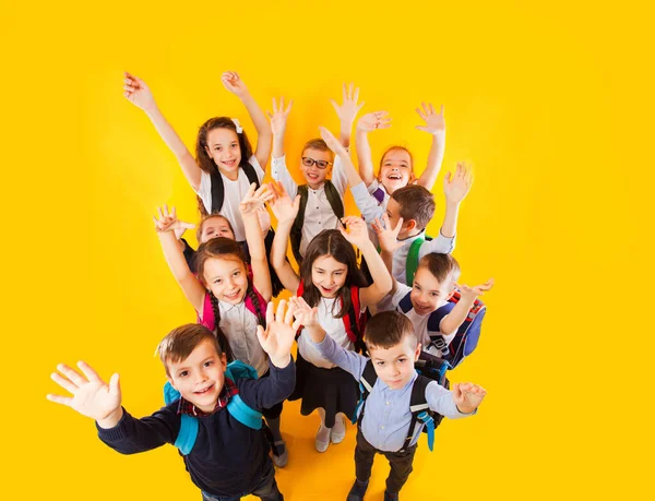 Grupo de niños niños, niños y niñas, listos para volver a la escuela — Foto de Stock