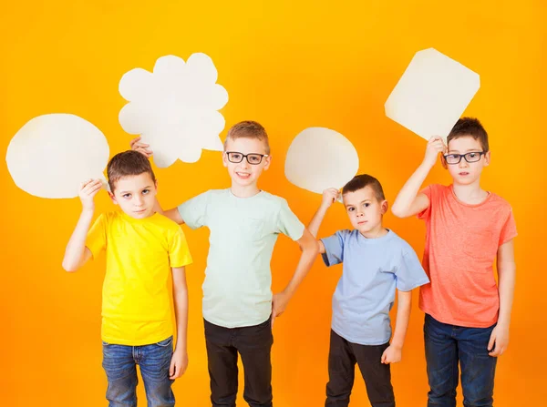 Denkende grappige jongens groep met abstracte idee wolken — Stockfoto