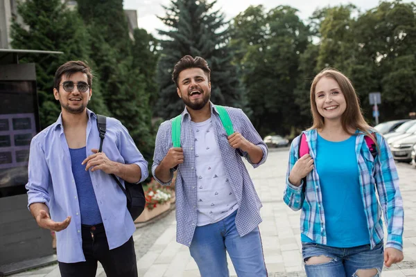 Grupo de estudantes do ensino médio conversando e rindo — Fotografia de Stock