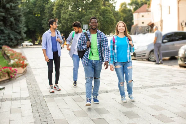 Grupo de estudantes do ensino médio conversando e rindo — Fotografia de Stock