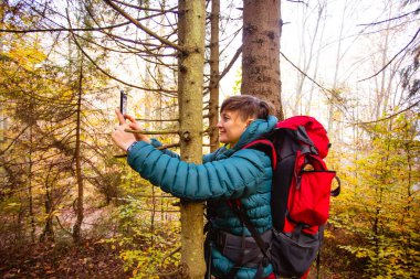 Mutlu kadın seyahat ederken içerik yaratır.