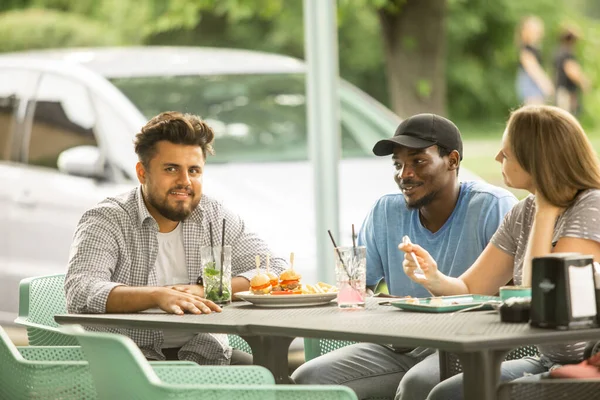 Groupe de jeunes réunis dans un café — Photo