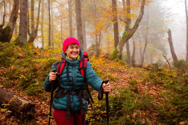 Mulher ativa caminhadas na bela floresta de outono — Fotografia de Stock