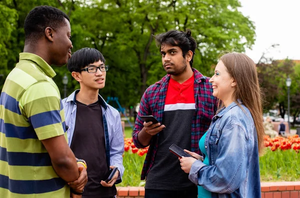 Communication sans frontières entre étudiants multiethniques joyeux — Photo