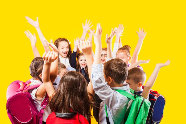 Groupe d'enfants enfants enfants, garçons et filles, prêts à retourner à l'école — Photo