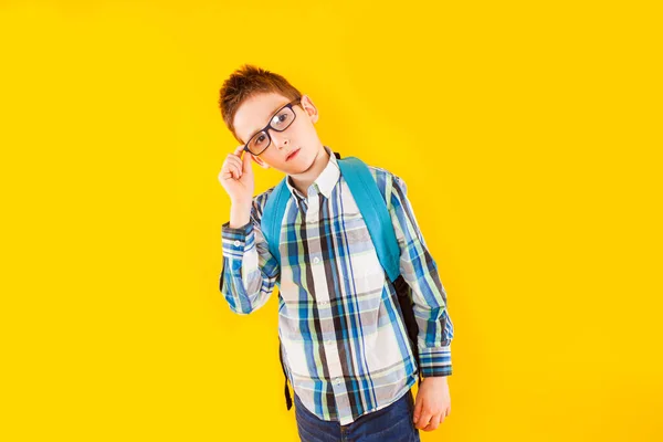 De slimme schooljongen toont duimen omhoog in de studio — Stockfoto