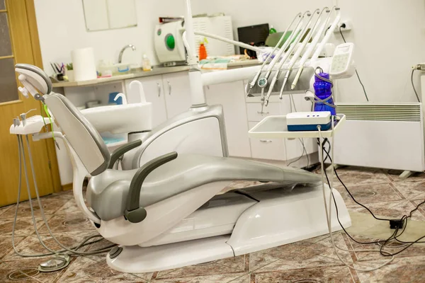 配备椅子和设备的牙科诊所室内设计 — 图库照片