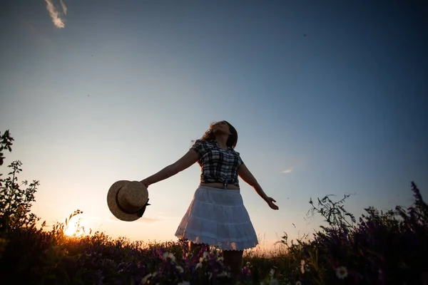 Jovem mulher livre, finalmente, desencadeia emoções — Fotografia de Stock