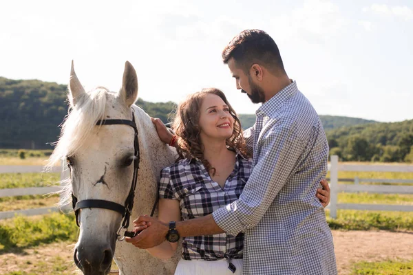 Paar und Schimmel auf der Ranch — Stockfoto