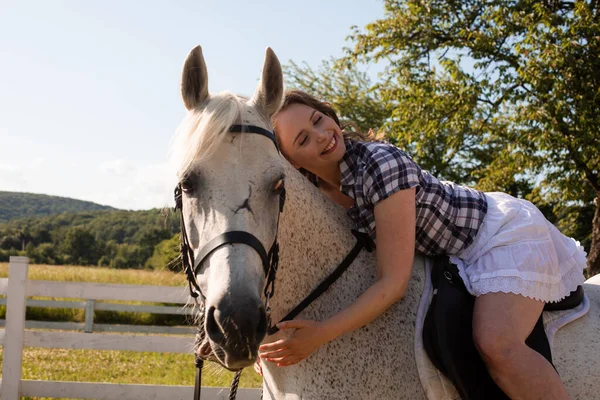 The young woman spends time with her favorite horse — Stock Photo, Image