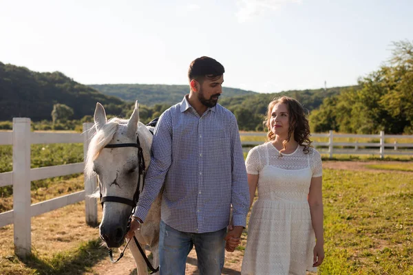 Caminhada de casal no rancho durante o dia de verão — Fotografia de Stock