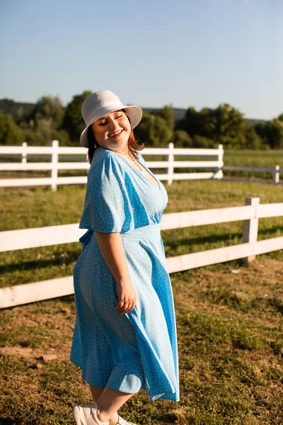 Candid donna in cappello a terreni agricoli godere l'estate — Foto Stock