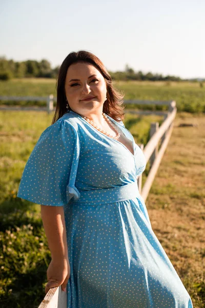 Прекрасная женщина в шляпе на ферме наслаждается летом — стоковое фото