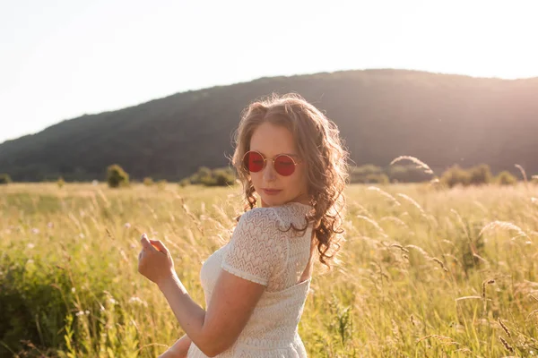 La jeune femme joyeuse dans les lunettes de soleil plaisir nature — Photo