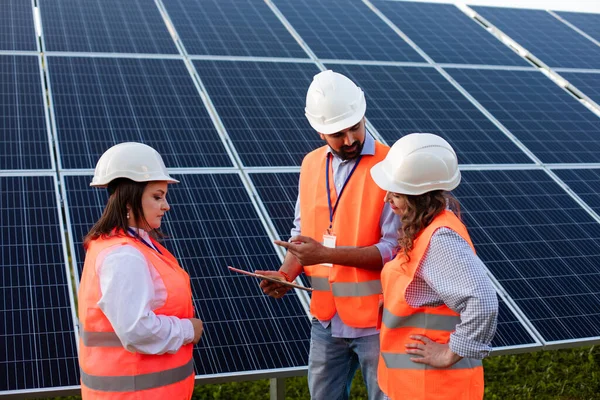 Elektrik santralindeki genç işçilerin koordineli çalışmaları.