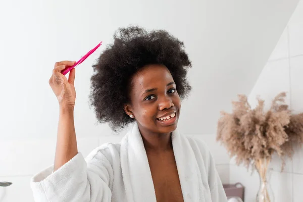 Charmigt leende afro-amerikansk flicka med rörigt hår — Stockfoto